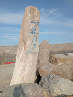 سنگ‌ افراشته‌ های «بال‌ بال» روستای احمدآوا مشگین‌ شهر در آستانه نابودی