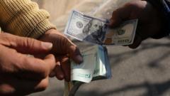 جهش قیمت دلار و طلا با افزایش نگرانی از فشار اقتصادی آمریکا