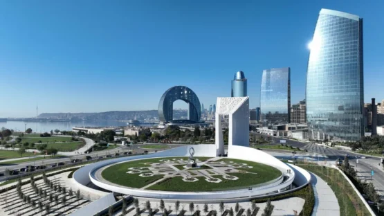 کامران علی اف و کارمندان دفتر دادستانی از بنای یادبود پیروزی بازدید کردند