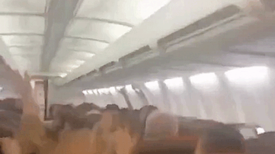 مسافران هواپیما در ویدئویی دلخراش در میانه پرواز فریاد می‌زنند، در حالی که تکان‌های شدید باعث پرتاب شدن پنل‌های سقف کابین می‌شود.