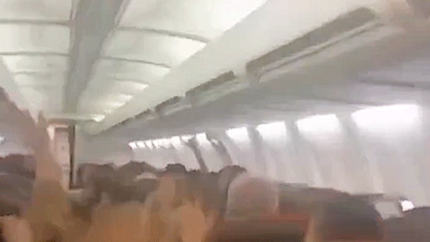 مسافران هواپیما در ویدئویی دلخراش در میانه پرواز فریاد می‌زنند، در حالی که تکان‌های شدید باعث پرتاب شدن پنل‌های سقف کابین می‌شود.