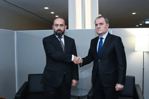 بایراموف و میرزویان در مورد افتتاح زیرساختهای حمل و نقل بین دو کشور گفتگو کردند